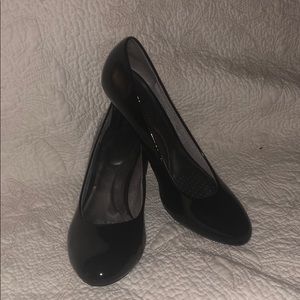 Life Stride patent heels...black never worn!